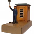 
Der Fahrdienstleiter ist schon ein seltsamer Geselle… Zu gross geraten für die Spur 00/H0 und eigentlich geschaffen für die Spurweiten [...]