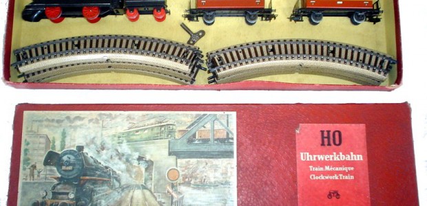 S870 – Märklins einzige Uhrwerklok in Spur H0 Die ab 1935 von Märklin produzierten Tischbahnen der Spurweite 00/H0 wurden von Anfang an als technisch hochwertiges Spielzeug ausgelegt und mit eletrischen Motoren versehen. 1953 erschien die erste (und aus heutiger Sicht betrachtet auch einzige)...
