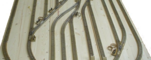 Nach den theoretischen Betrachtungen zum Aufbau einer Tischbahn, schreiten wir nun zur Tat. Die Fichtenholzbretter aus den Baumarkt sind besorgt [...]