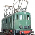 
Die E-Lok RSM800 stellt ein typisches Design der frühen 50er Jahre dar. Ein schweres Fahrgestell und Gehäuse aus Guss, sowie [...]