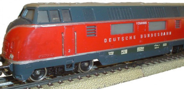 Das Jahr 1957 bot einige Veränderungen im Märklin Programm: Neben der Umstellung auf ein neues, vierstelliges, Nummernsystem, wurden einige interessante Neuheiten, wie beispielsweise der Parallelkreis 5200 mit Punktkontakten, angeboten. Eine der wichtigsten war die V200...