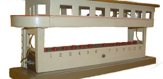 Zimmer mit Ausblick: die Stellwerke 473/6 und 473/12 Bereit 1936 erschien das kleine, mit sechs Tastern versehene, Stellwerk 473/6 in beiger Lackierung und einem wunderschön ovalem Gebäude. Das Titelbild des Kataloges von 1939 ziert ein solch ovales Stellwerk, ein Schnellzug fährt unter dem...