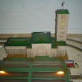 Nach einigen Monaten wurde es Zeit, höchste Zeit! Die Züge wurden immer länger und die Gebäude zahlreicher… der Platz auf den drei Brettern der Tischbahn wurde zu knapp. Was also tun…? Nach einigen Überlegungen und...