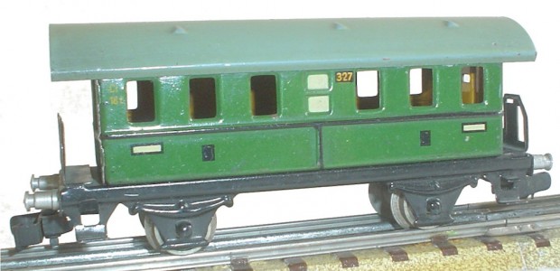 Bereits mit dem Erscheinen der neuen Spurweite 00 im Märklin Programm, erhielt auch der zweiachsige Personenwagen der dritten Klasse mit der Artikelnummer 327 Einfahrt auf den Tischbahnanlagen. Wie damals üblich, wurden Rahmen und Aufbau komplett...