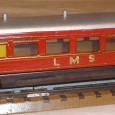 Schnellzugwagen waren bereit ab 1935 im Programm der Märklin Spur 00 Bahnen zu finden. Die 17,5 cm langen Wagen der 340er Serie mit vier Achsen konnten hinter den damals lieferbaren Schnellzugloks eingesetzt werden. Jedoch wuchs...