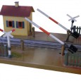 Kurz vor Ende des Modellbahnjahres möchte ich Euch quasi als Überleitung ins neue Jahr den Bahnübergang 458 vorstellen. Dieser komplett aus Blech gefertigte Bahnübergang ist einerseits dem Gleismaterial aber auch den Gebäuden der damaligen Zeit...