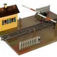 Der Bahnübergang 458EM unterscheidet sich vom eng verwandten Bahnübergang 458 durch die exklusivere Ausstattung mit einem elektrischen Antrieb und einem beleuchteten Warnkreuz. Die hier vorgestellten Varianten sind mit einem gelb, bzw. grau lackierten Bahnwärterhaus ausgestattet,...