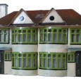 Auf den Mittelseiten 6 und 7 der Spur 00 Kataloges von 1936 wird die „Elektrische Miniatur-Tischbahn-Anlage Spur 00“ mit der Artikelnummer 700/210 vorgestellt. Mit einer Größe von 220 x 105 cm ist damit eine komplette...