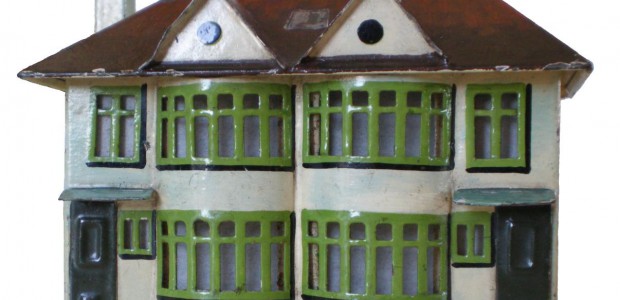 Auf den Mittelseiten 6 und 7 der Spur 00 Kataloges von 1936 wird die „Elektrische Miniatur-Tischbahn-Anlage Spur 00“ mit der Artikelnummer 700/210 vorgestellt. Mit einer Größe von 220 x 105 cm ist damit eine komplette...