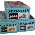 Quitschbunt kamen sie daher, die drei Werkslokomotiven der 60er Jahre. Basis war ein einfaches, dreiachsiger Fahrgestell mit einem Kunststoffgehäuse. Ab 1967 wurden die Modelle 3078 und 3080 ausgeliefert, ab 1969 gesellte sich das Top-Modell 3044...