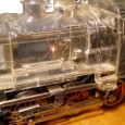3000er mit transparentem Gehäuse, vorn am Sockel mit Blechschild Nach vielen Jahren Produktion von Lokomotiven und Wagen aus Blech und Druckguß wurden ab Anfang der 50er Jahre die ersten Modelle mit Aufbauten und Gehäusen aus...