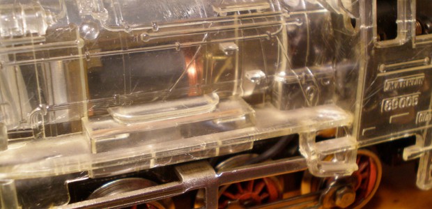 3000er mit transparentem Gehäuse, vorn am Sockel mit Blechschild Nach vielen Jahren Produktion von Lokomotiven und Wagen aus Blech und Druckguß wurden ab Anfang der 50er Jahre die ersten Modelle mit Aufbauten und Gehäusen aus...