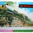In den 60er Jahren war für die Märklin Händler unter anderem die hier gezeigte Schaufensternleuchte “Schnellzug – mit Bewegungseffekt” erhältlich. Obwohl sich zu dieser Zeit bereits beim großen Vorbild die Zeit der Dampfloks dem Ende...