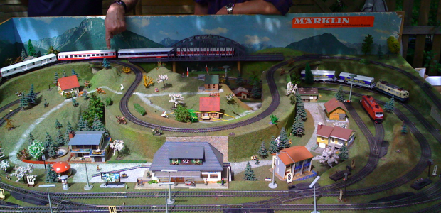 Im Vorfeld des Märklin Mega Meetings in Berlin konnte diese Märklin Werksanlage erworben werden, glücklicherweise war sie auch noch weitestgehend betriebsbereit und konnte problemlos während eines Treffens der Berliner Märklin Insider (http://mist1.de) in Betrieb genommen...