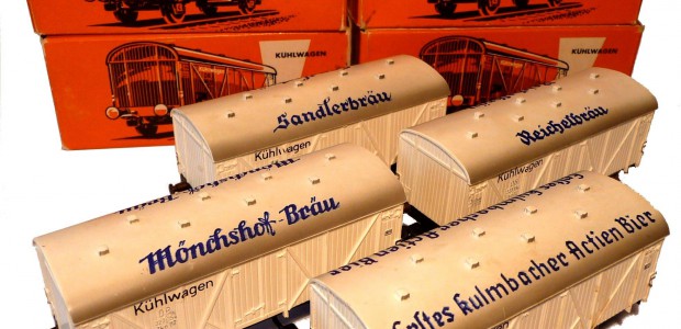 Mit der Artikelnummer 4508 fand sich über viele Jahre ein Kühlwagen in verschiedenen Ausführungen in den Märklin Katalogen. Waren die ersten Versionen noch mit einem schrägen, rotem Aufdruck „Kühlwagen“ versehen, so wurde dieser später durch...