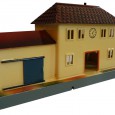 Märklin fertigte schon mit dem Start der Spur 00 ein komplettes Programm für den Aufbau einer kompletten Anlage, welches auch die verschiedensten Gebäude und Zubehörteile beinhaltete. Natürlich gehörten dazu auch passende Gebäude wie Bahnhöfe und...