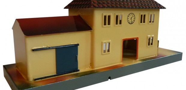 Märklin fertigte schon mit dem Start der Spur 00 ein komplettes Programm für den Aufbau einer kompletten Anlage, welches auch die verschiedensten Gebäude und Zubehörteile beinhaltete. Natürlich gehörten dazu auch passende Gebäude wie Bahnhöfe und...