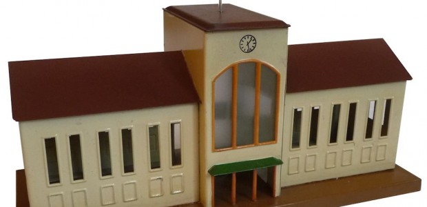 Unter der Artikelnummer 416 wurde von 1935 bis 1936 ein Großstadtbahnhof produziert welcher zeitgleich mit dem Kleinstadtbahnhof 412 angeboten wurde. Das aus Blech gefertigte und gelötete Modell eines modernen Bahnhofs einer größeren Stadt ist symetrisch...