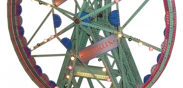 Bei Märklin verstand man es schon immer die Produkte spektakulär zur Schau zu stellen. Neben der Spielzeugeisenbahn wurde u.a. auch der Metallbaukasten über viele Jahrzehnte angeboten. Daher lag es wohl nahe, diese beiden Produkte kombiniert...