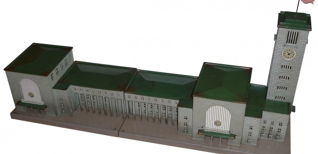 Für die Spur 0 konzipiert, aber auch einige Zeit für die Spur 00 angeboten, wurde der legendäre Stuttgarter Bahnhof von Märklin. Dieses komplett aus Blech gefertigte, zweiteilige Gebäude wurde bereits ausführlich im dem Artikel “(Zu)...