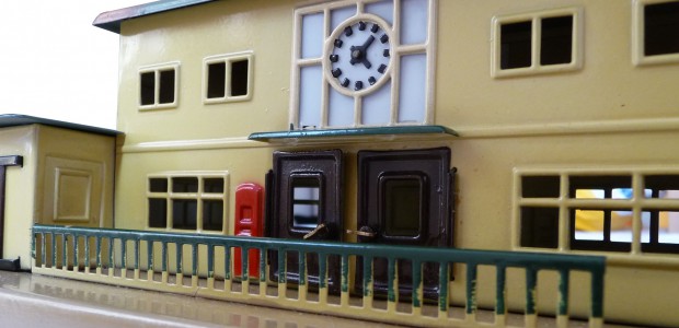 Für den Bau einer kleinen Tischbahn erschien im Jahre 1937 der Bahnhof 414 welches aus Blech gefertigt wurde. Neben dem Hauptgebäude war auf dem Blechsockel auch ein kleiner Güterschuppen mit Schiebetür, ein kleiner Zaun und...