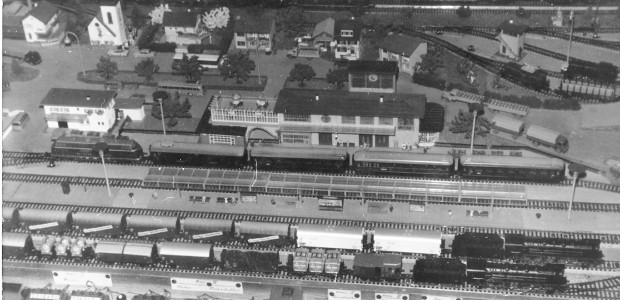 Anlage Ludwig Gnadl Hr. Ludwig Gnadl aus Oberbayer stellte freundlicherweise einige Bilder seiner Anlage zur Verfügung – dafür vielen Dank! Hr. Gnadl schreibt dazu: “Mein Vater war Jahrgang 1921 und hat nach meiner Geburt 1958 mit dem Eisenbahnhobby...