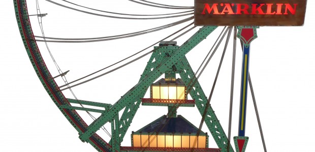 In Schwung: die Sonnenuhr Auf Basis des Märklin Metallbaukastens wurden die verschiedensten Schaustücke für die Fenster und Ausstellungsräume der Märklin Händler hergestellt. Mit dem “Märklin Wunderrad” konnte bereits vor einem Jahr ein solches Schaustück hier vorgestellt werden. Natürlich ist...