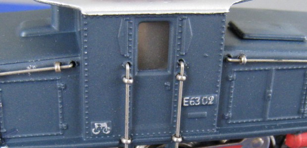Von der E63 war auf Tischbahn.de bereits mehrfach die Rede, auch von Restaurierungsprojekten: http://tischbahn.de/index.php/2006/06/10/gut-im-lack-br-e63-ceb8003002/ Dem sei noch eine weitere Variante hinzugefügt, die auch in Wirklichkeit in Stuttgart und München guten Eindruck gemacht hätte. Ein Motiv...