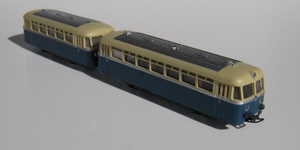 Galt er einst als Retter der Nebenbahnen, so ist der VT 95 nun doch Geschichte. Anlass genug, solche Geschichten im Modell zu beflügeln. Hat man einen abgerissenen 3016 samt 4018 zur Hand, lohnt eine Renovierung...