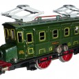 Bereits im ersten Katalog der Spur 00 von 1935 fand sich neben einer Dampflokomotive (die R 700) auch eine Elektrolokomotive – die RS 700. Bei der kleinen, zweiachsigen RS 700 wurden Dach, Stromabnehmer – diese...