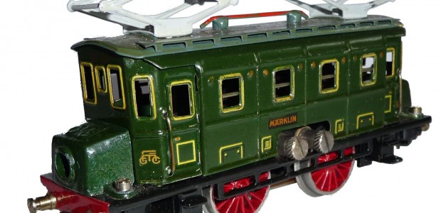 Bereits im ersten Katalog der Spur 00 von 1935 fand sich neben einer Dampflokomotive (die R 700) auch eine Elektrolokomotive – die RS 700. Bei der kleinen, zweiachsigen RS 700 wurden Dach, Stromabnehmer – diese...