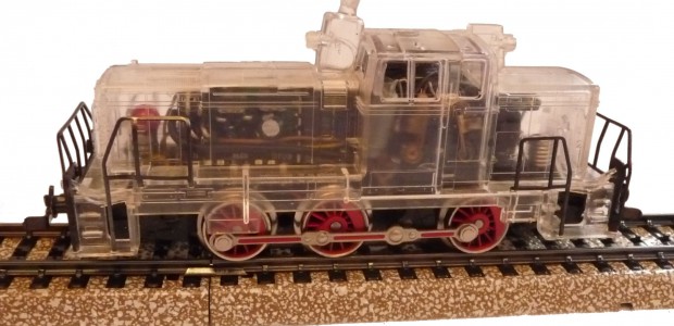 Bereits 1984 erschien mit “Märklin Digital” das erste digitale Modellbahnsystem für den Massenmarkt. Die ersten Komponenten dieses Systems waren technisch an einigen Punkten “beschnitten”, so waren beispielsweise “nur” 80 Lokomotiven ansteuerbar und mit 14 Fahrstufen...