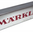 Auch in den 50er Jahren war klar: es muss Licht in ein Schaufenster. So findet sich im Werbehilfen Katalog von 1956 die hier gezeigte Spiegelleuchte 1020/2. Mit der Artikelnummer 1020/2 BA war diese Leuchte auch...