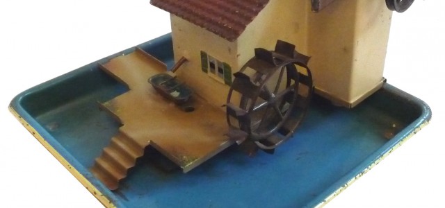Betriebsmodelle wurden zur Kombination mit Dampfmaschinen oder Elektromotoren oder auch für “Hand- und Kraftbetrieb” angeboten. Zum reinen Kraftbetrieb waren Ventilatoren, Bandsägen oder Bohrmaschinen vorgesehen, sogar eine kleine Drehbank gab es. Für den Handbetrieb gab es...