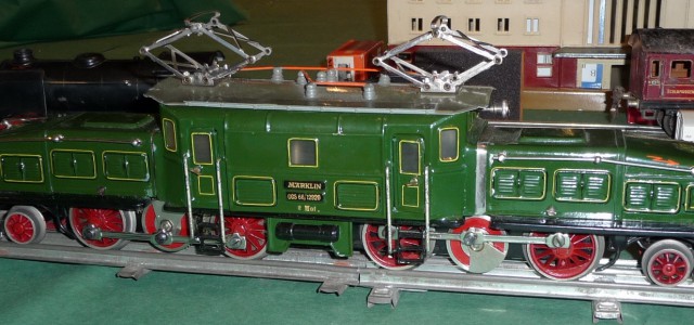 Die von Märklin hergestellten Krokodile wurden von Sammlern schon immer hoch geschätzt. Dies trifft einerseits auf die ab 1947 hergestellen “Supermodelle” der Spurweite 00, also das CCS 800 und die spätere Ausführung 3015, aber auch...