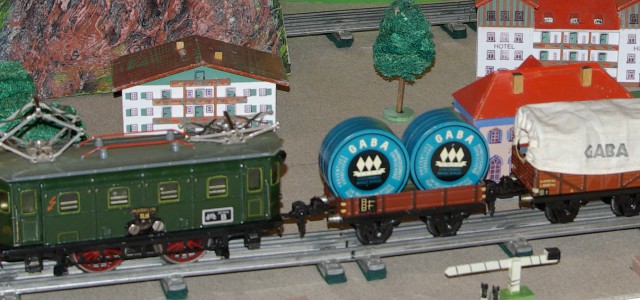 Der von Märklin Produzierte Gaba-Zug, oder in Deutschland Wybert-Zug genannt wurde immer mit Serienummern (in diesem Beispiel die 333, siehe Bild unten) als komplette Anlage an Apotheken und Drogerien verkauft. Der Zug wurde ca. 1934/35...